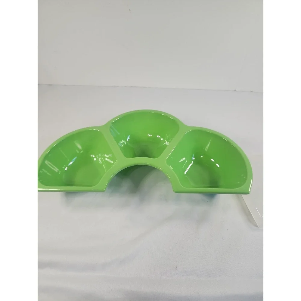 Arc-shaped Plastic Dish Features‎ Three Distinct Compartments W/ Lid